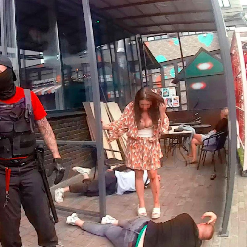 В Новосибирске пьяная пара устроила погром в баре после жалобы на слишком громкий секс в туалете.