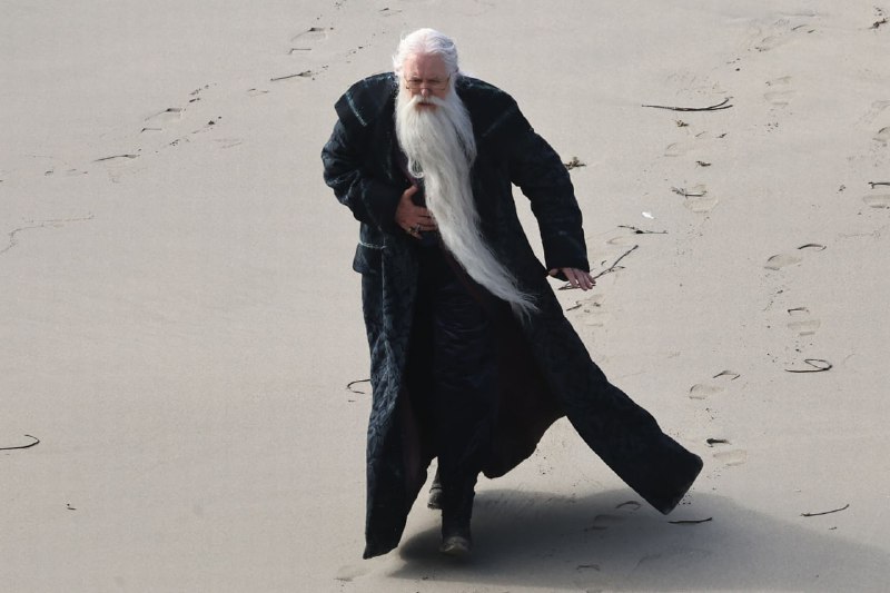 Появились первые фото Джона Литгоу в роли профессора Дамблдора — съёмки сцены для сериала HBO о Гарр