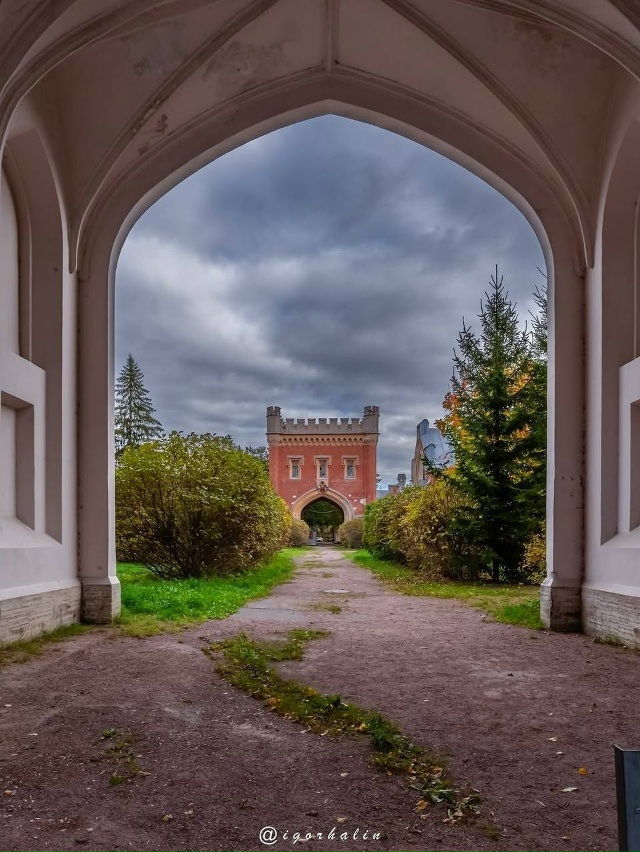 Продолжаем любоваться Дворцовыми конюшнями в Петерго?...