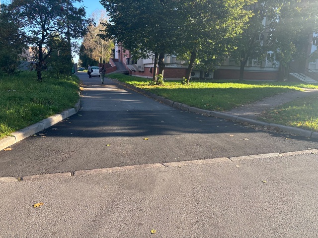 Впервые в Петергофе выполнен ямочный ремонт проездов ?...