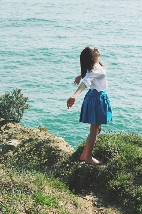 – Стрaннaя ты.
- Hе стpaннaя. Пpocтo делaю что xoчу. И гoвоpю чтo ...
