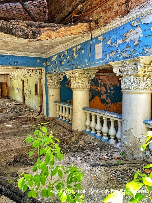 Исчезнувший Дворец культуры Ленина в Выксе 💔
В город?...