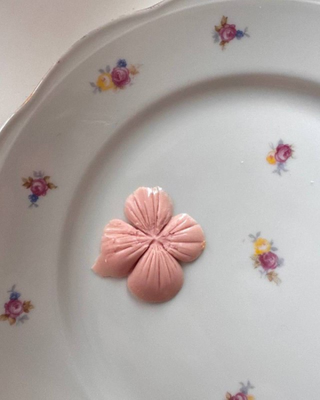 Лол, бренд alvaar выпустил подвеску-брелок в виде обрезанной колбасной попки. Цена — 1 500₽.
Даже к