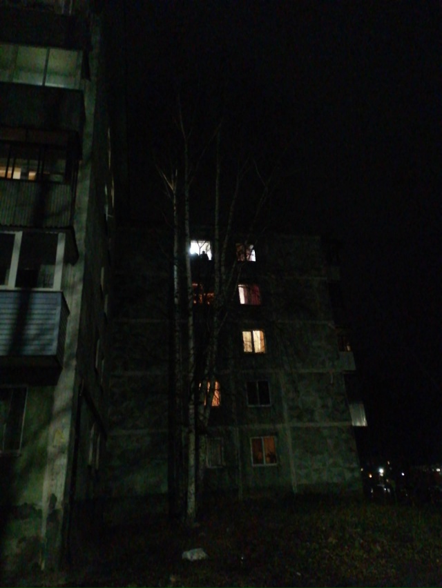 На скорынина 8 компания молодых людей из неизвестного ?...