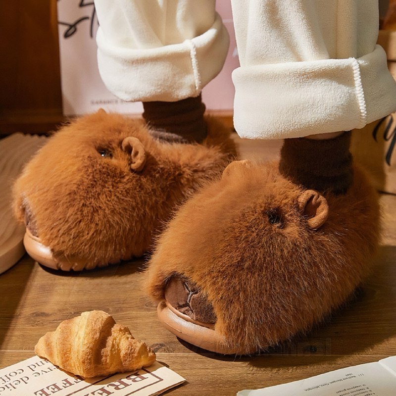 Бренд Hello Slippers выпустил пушистые тапки в виде капибар с выражением «ещё пять минут»
Стоят шед