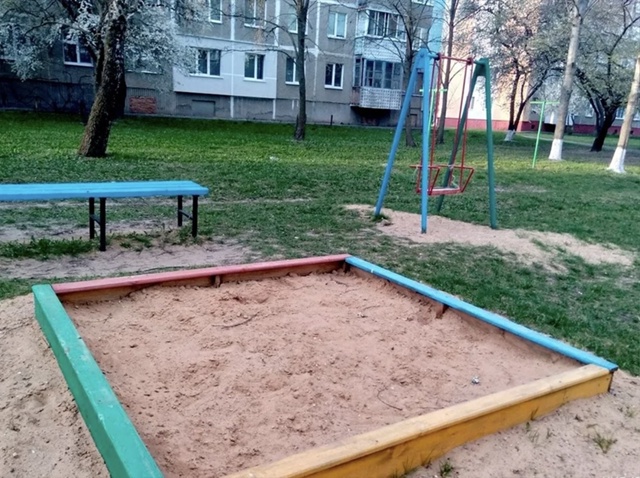 Рисовал палочкой в песке, а нарисовал себе срок.
16-летн...