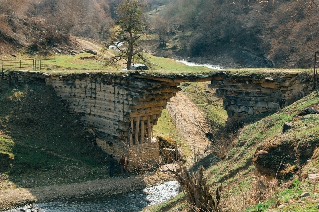 Мост без единого гвоздя в Дагестане существует более 20...