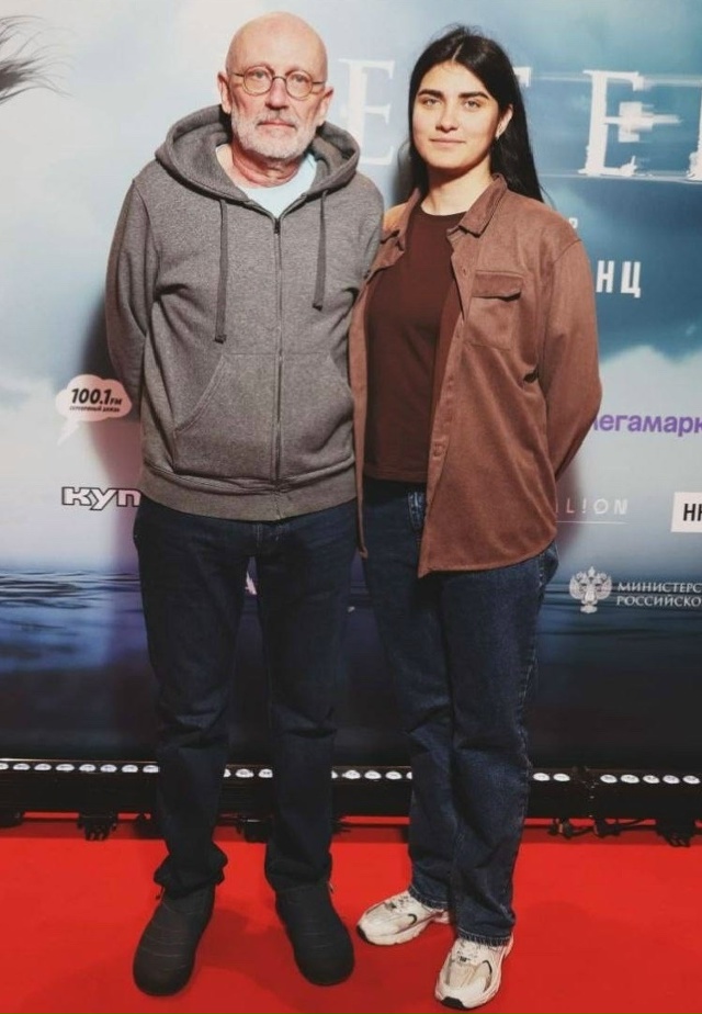 Александр Гордон вышел в свет с молодой супругой
На п...