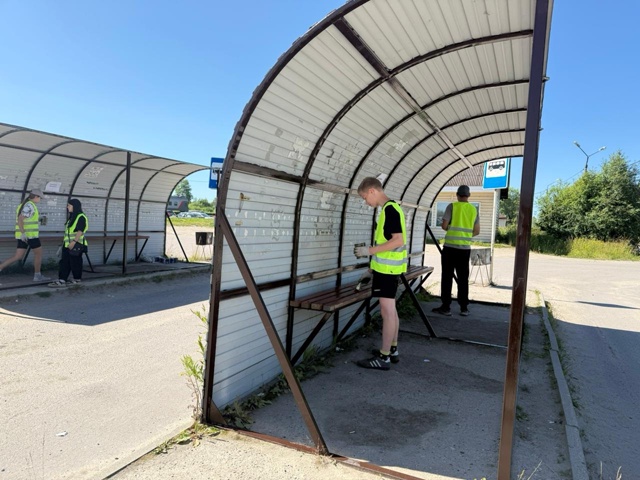 ? Ребята из 3-й смены Летней трудовой бригады трудятся...