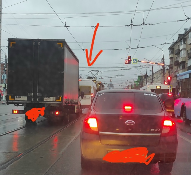 Зачем перестраиваться от остановки, из крайнего право?...