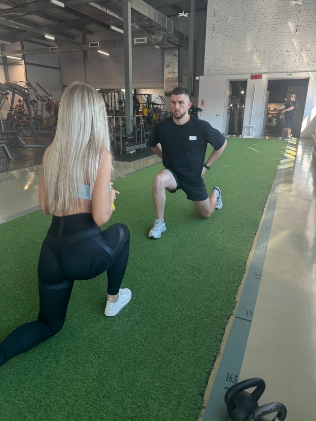 Привет, меня зовут Евгений! Я фитнес-тренер! Буду твоим ...