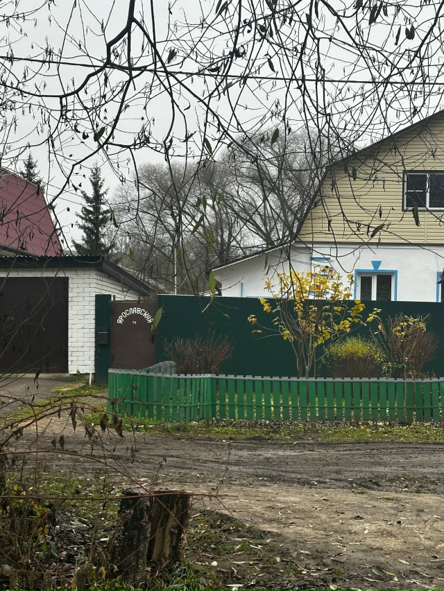 Напротив дома по адресу Ярославская 79, через дорогу, уж...