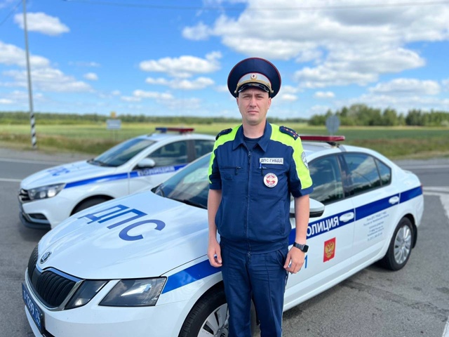 🚗 Сотрудник ГИБДД из Копейска помог водителю с пробит...