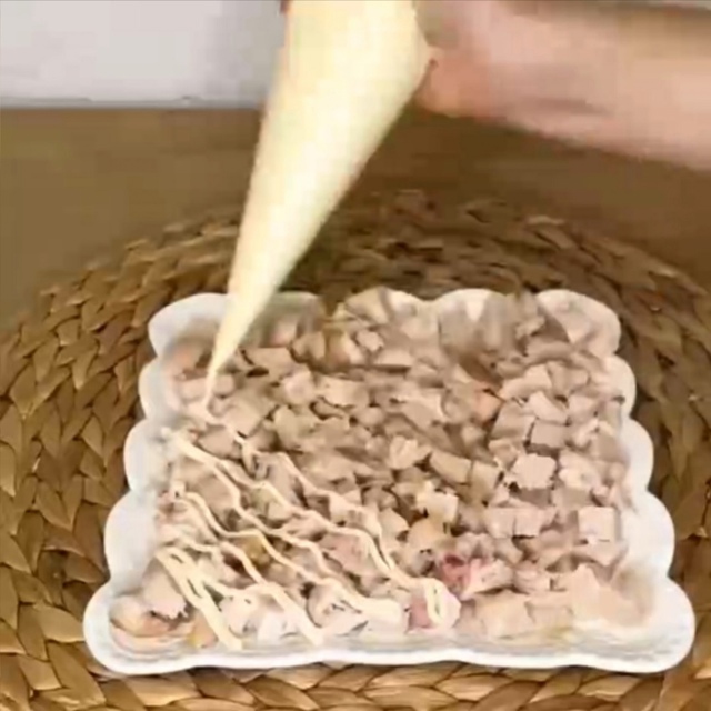 Слоёный салат с ананасами: очень сочный и мега сытный!
...