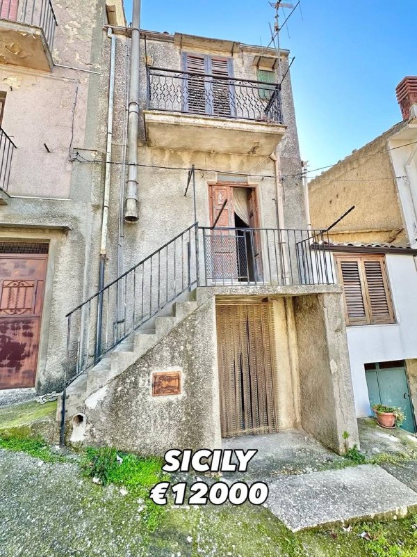 В Сицилии продают дом всего за 1,1 млн рублей.
Shut up and take my money