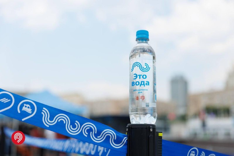 🚰В метро, МЦД и на вокзалах начали раздавать воду из-за жары, — Дептранс
Сотрудники раздают бутылки