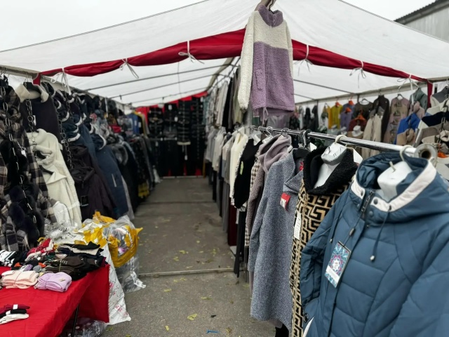 На против центрального входа Октябряского рынка будет...