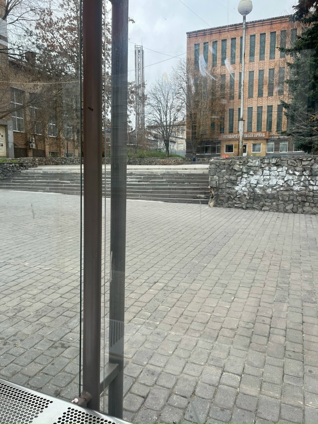 нашла наушник около остановки филармонии ,остался там ...