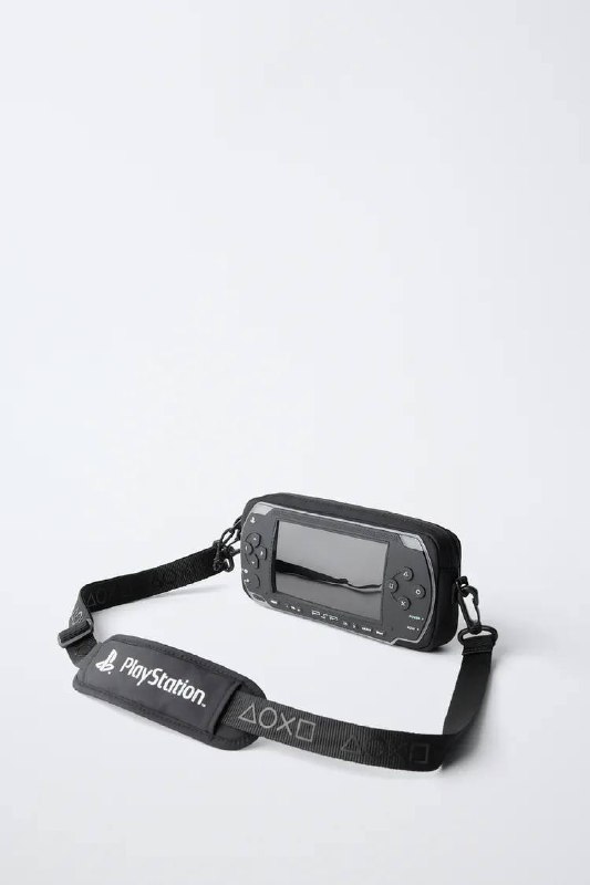 Zara выпустила сумку в виде The PlayStation Portable
Передняя часть повторяет форму портативной кон