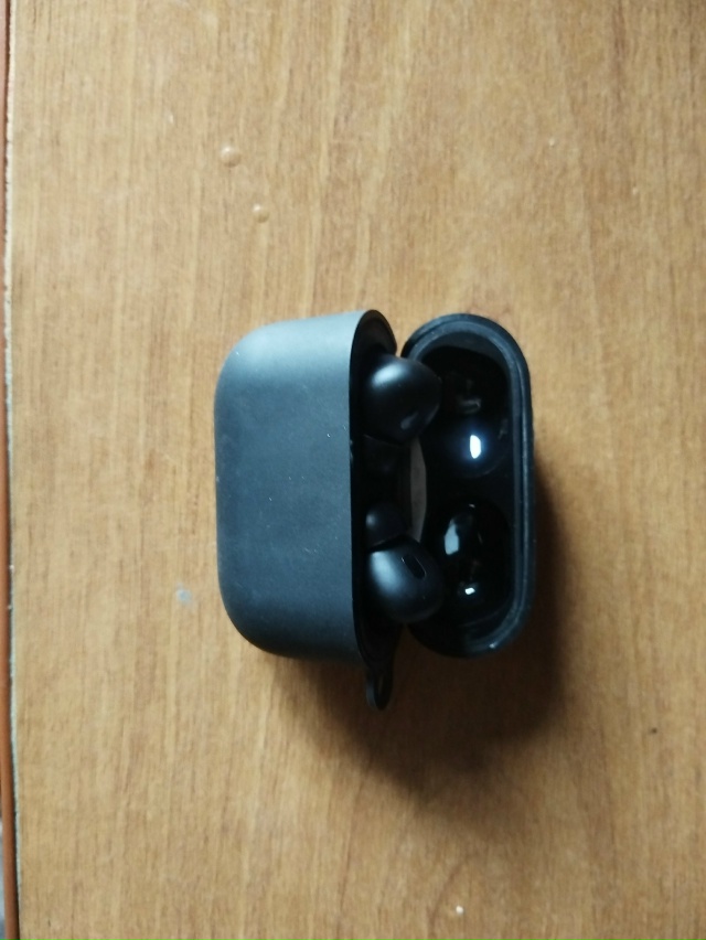 Анон продам наушники с чехлом, хорошие за 600р, брал за 900...