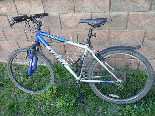 Стоит второй день велосипед. Красные Зори