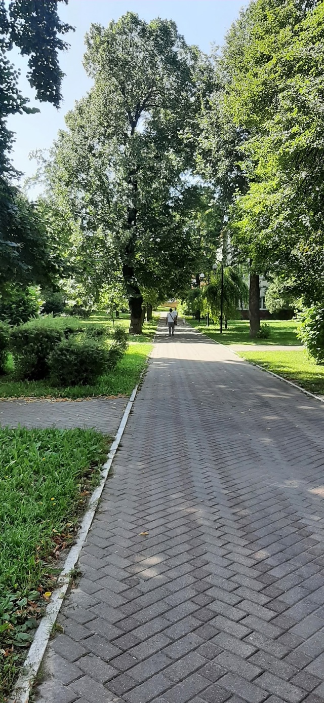 Красивый парк ,тени много,пыталась спряаться от жары ,н...