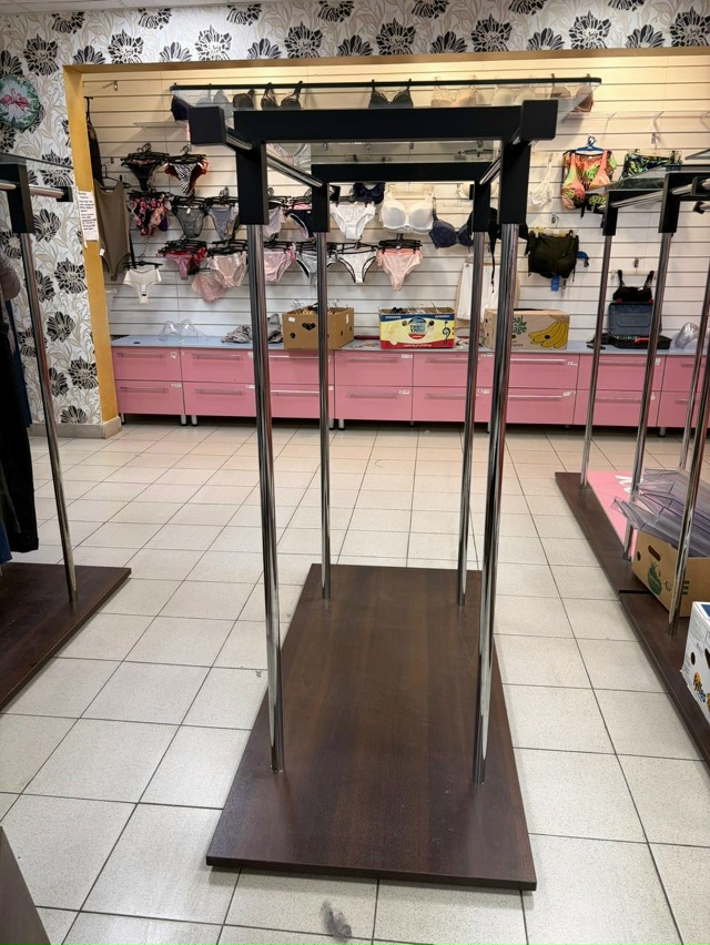 В связи с закрытием магазина распродаю оборудование, в...