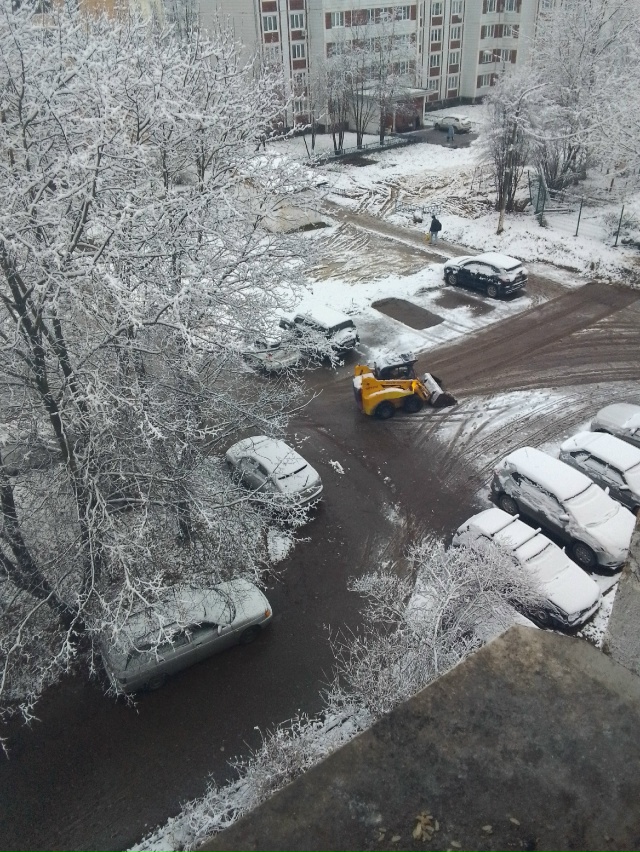 Трактор чистит первый снег❄❄❄.
