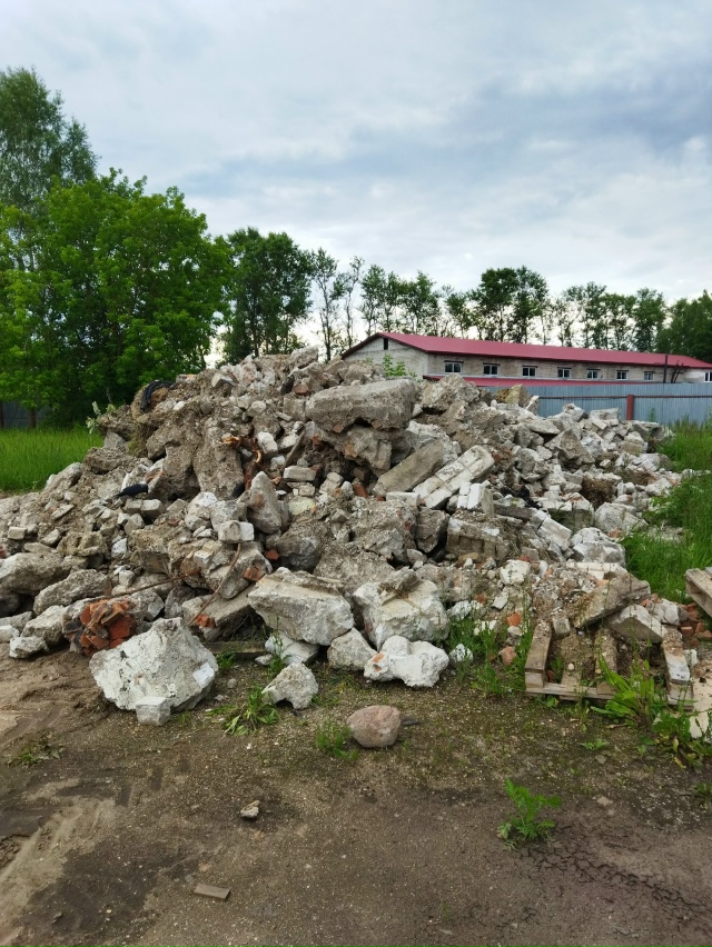 Здравствуйте. Кому нужно, бесплатно. Битый кирпич и бет...