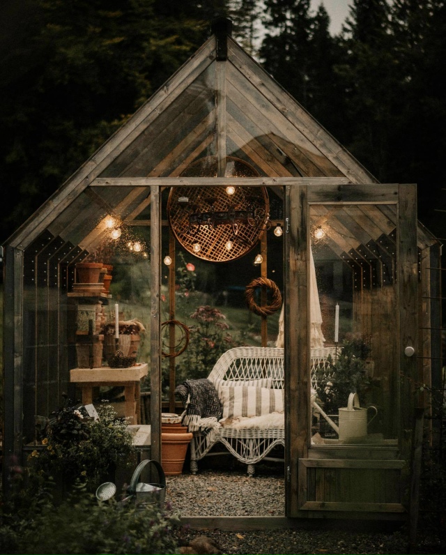 Отличное место, чтобы наблюдать за дождём.💫