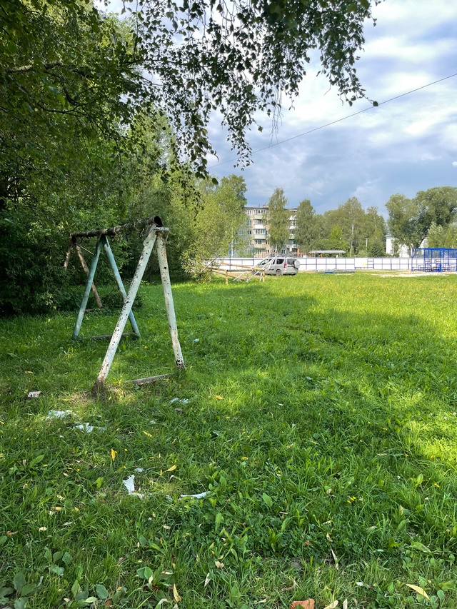 На поле мкр.Гагарино делают площадку ,рядом стоит «ски?...