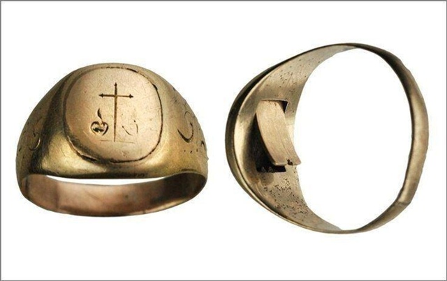 Кольцо с контейнером для яда. Крышечка открывается, ес?...