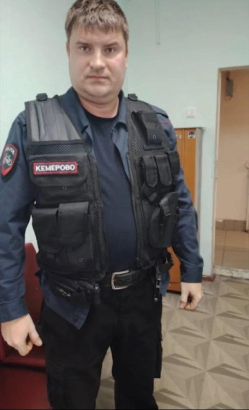 В Кемерово автослесарь купил полицейскую форму и ловил самокатчиков.
37-летний мужчина катался на