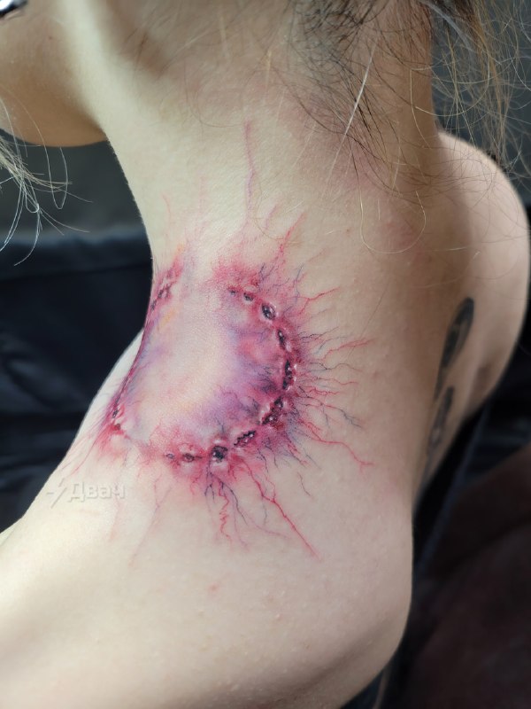 В Японии хайпуют татуировки в виде… укусов зомби
Мастера рассказывают, что клиенты регулярно просят