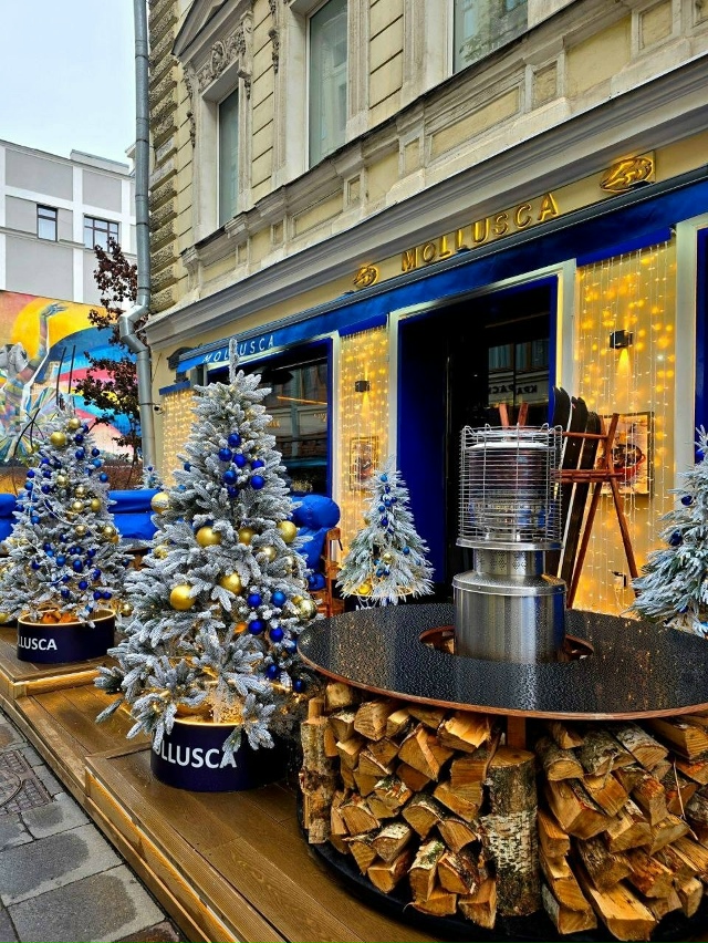 Сказочные новогодние декорации на Большой Дмитровке.
...