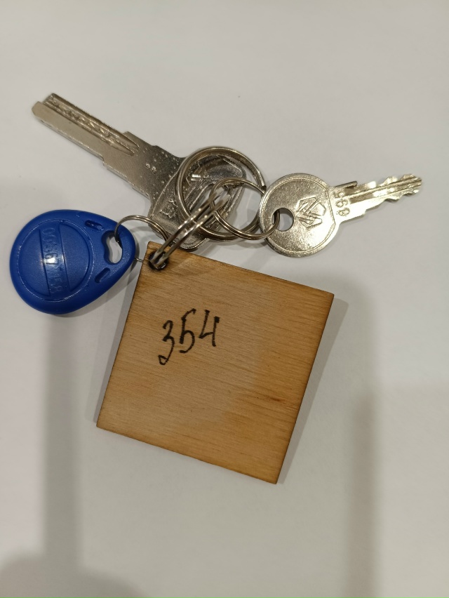 Нашла ключи на остановке Ферина. Хозяин найдись. Звони?...