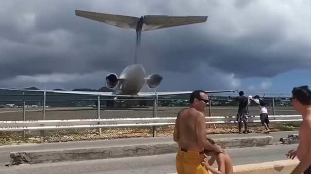 Опасное развлечение, может в море сдуть, потом не найду...