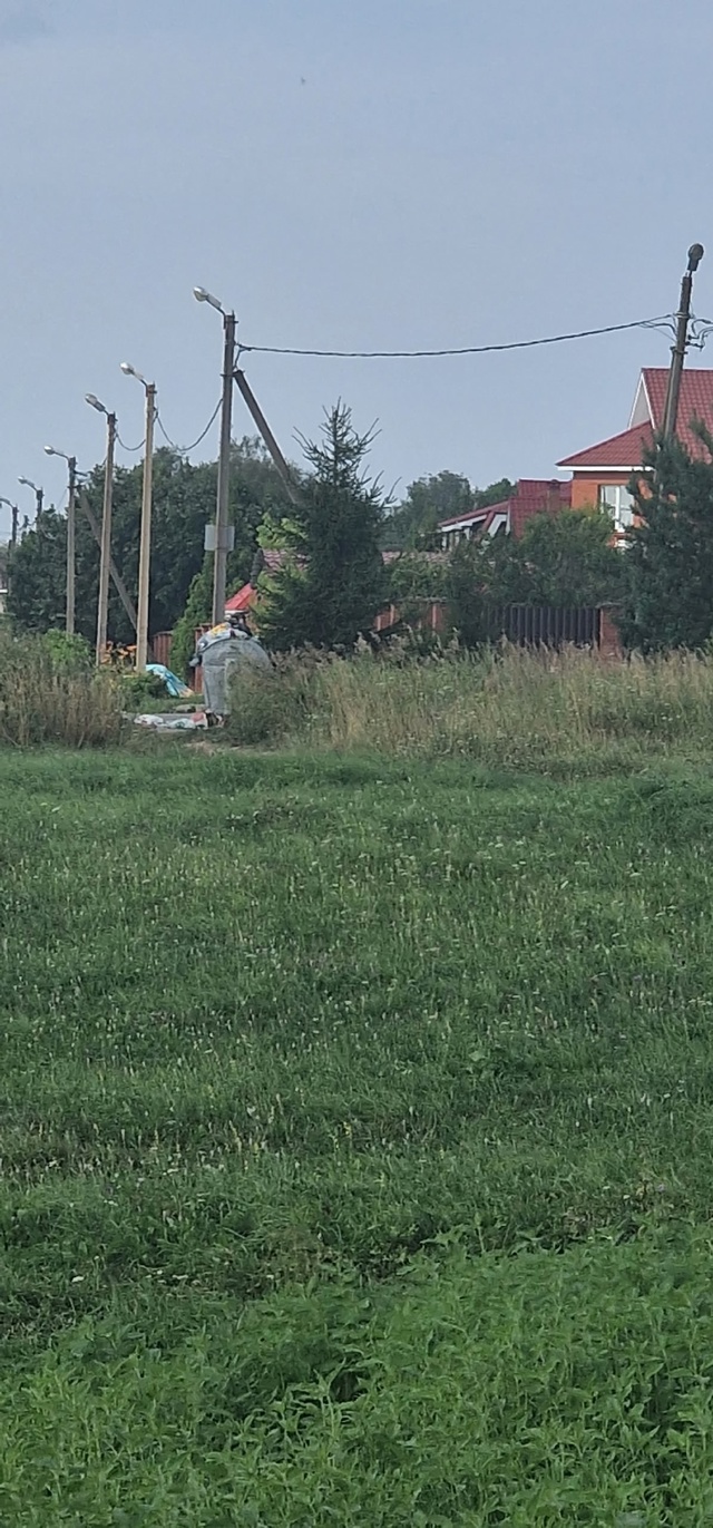 И так пляж не пляж, а уже как местная помойка