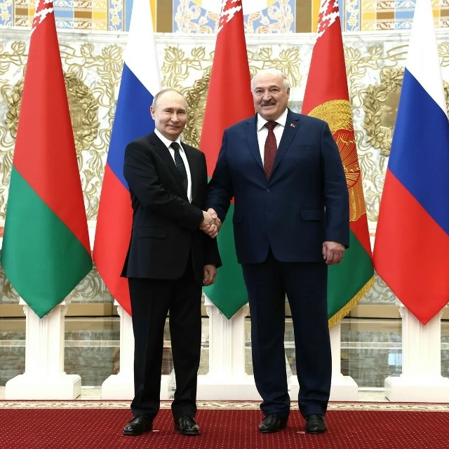 Россиянам разрешили участвовать в выборах в Беларуси
...