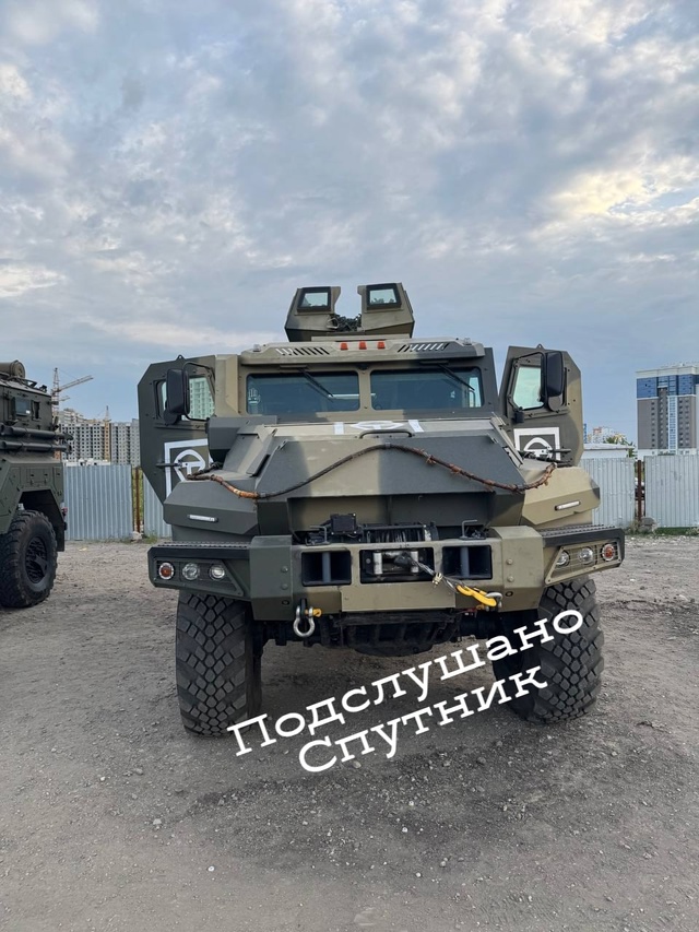 Выставка военной техники в Спутнике