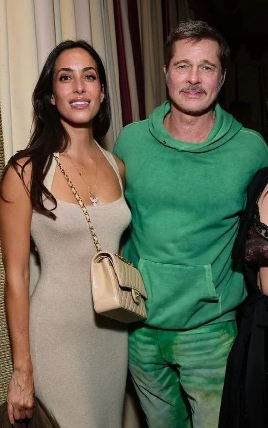 Брэд Питт впервые вышел в свет после скандала с его инт...