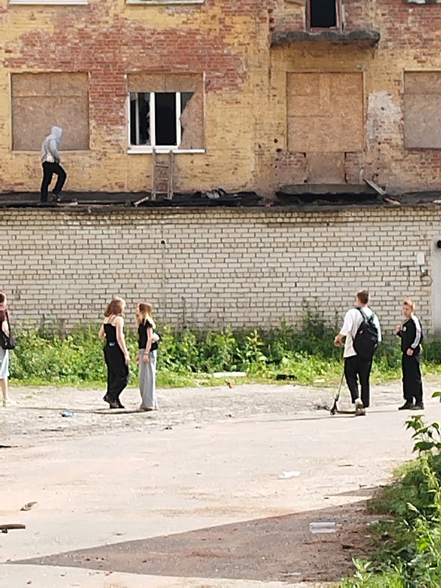 Когда наведут порядок?!
Каждый день собирается толпа м...