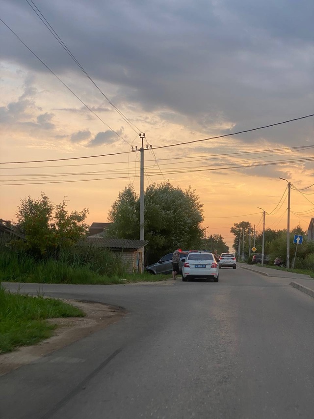 Картина маслом: Москвич, столб, дорога