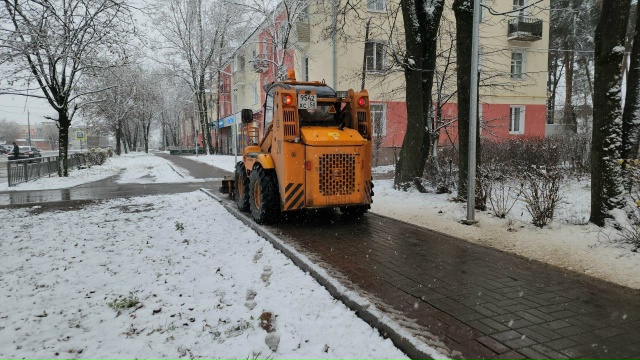 Коммунальные службы убирают снег.
С самого утра в окр?...