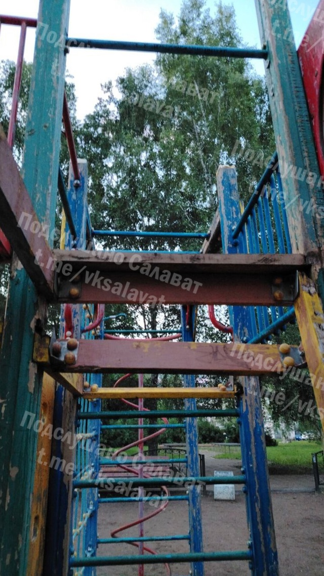 Суровые детские площадки в Салавате 😱
Площадка на Юл?...