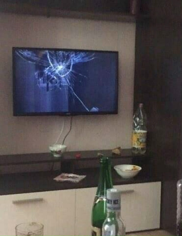 Разбили телек бутыльком