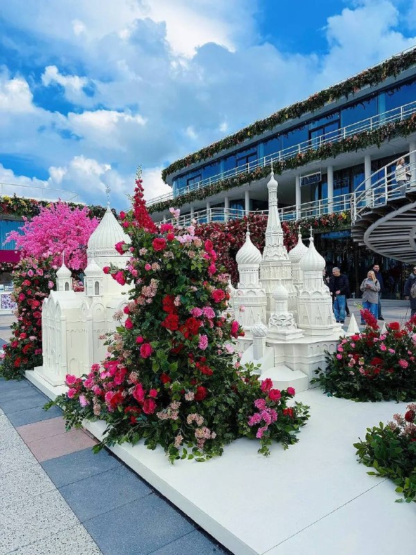 Ой, ну какая красота на Пушкинской набережной! Там и новые фотозоны с цветочками появились — прям ле