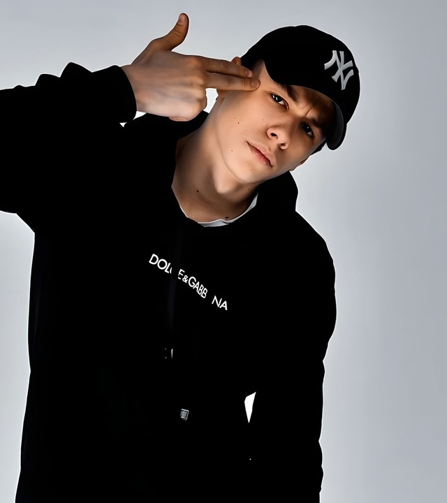 ? Фотография афиши с перформансом: на нос Макана прик?...