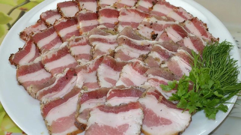 Россиян призвали каждый день кушать сало, но без фанатизма.
Взрослым можно до 20–30 граммов в сутк