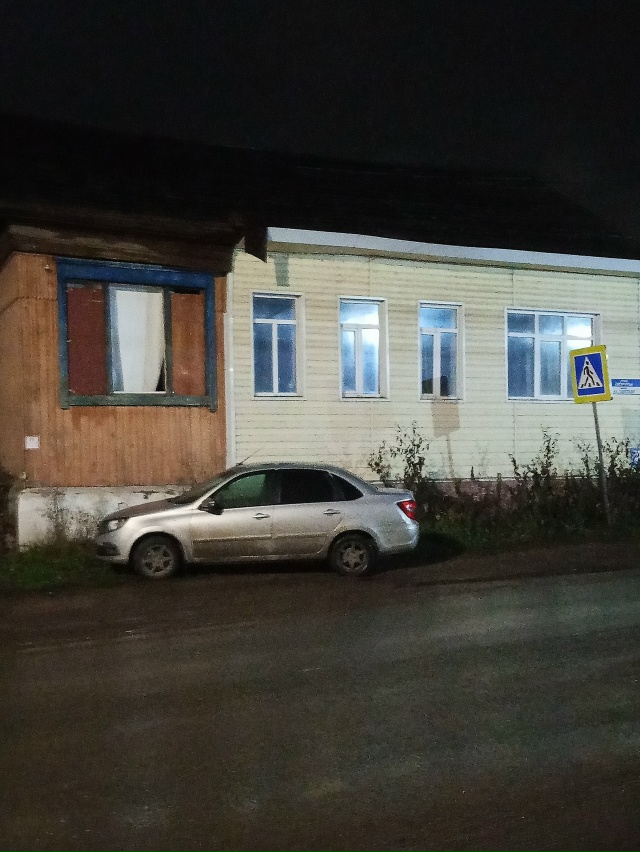 Этот дом заброшенный кстати, там никто не живёт уже. Кт?...